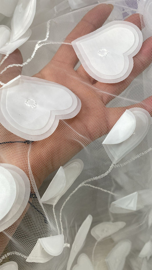 Tulle accesorizat cu aplicatii din organza , Alb