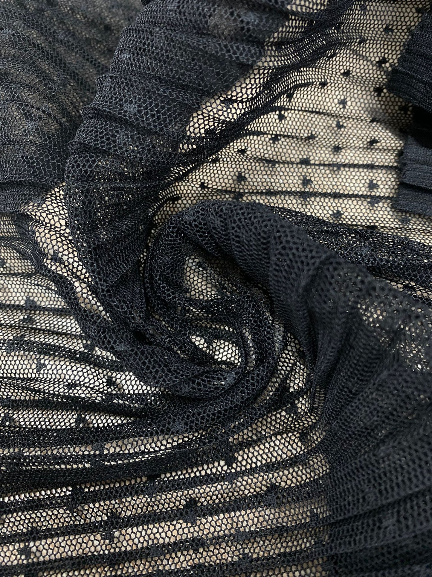 Tulle plisat cu buline mici, Negru