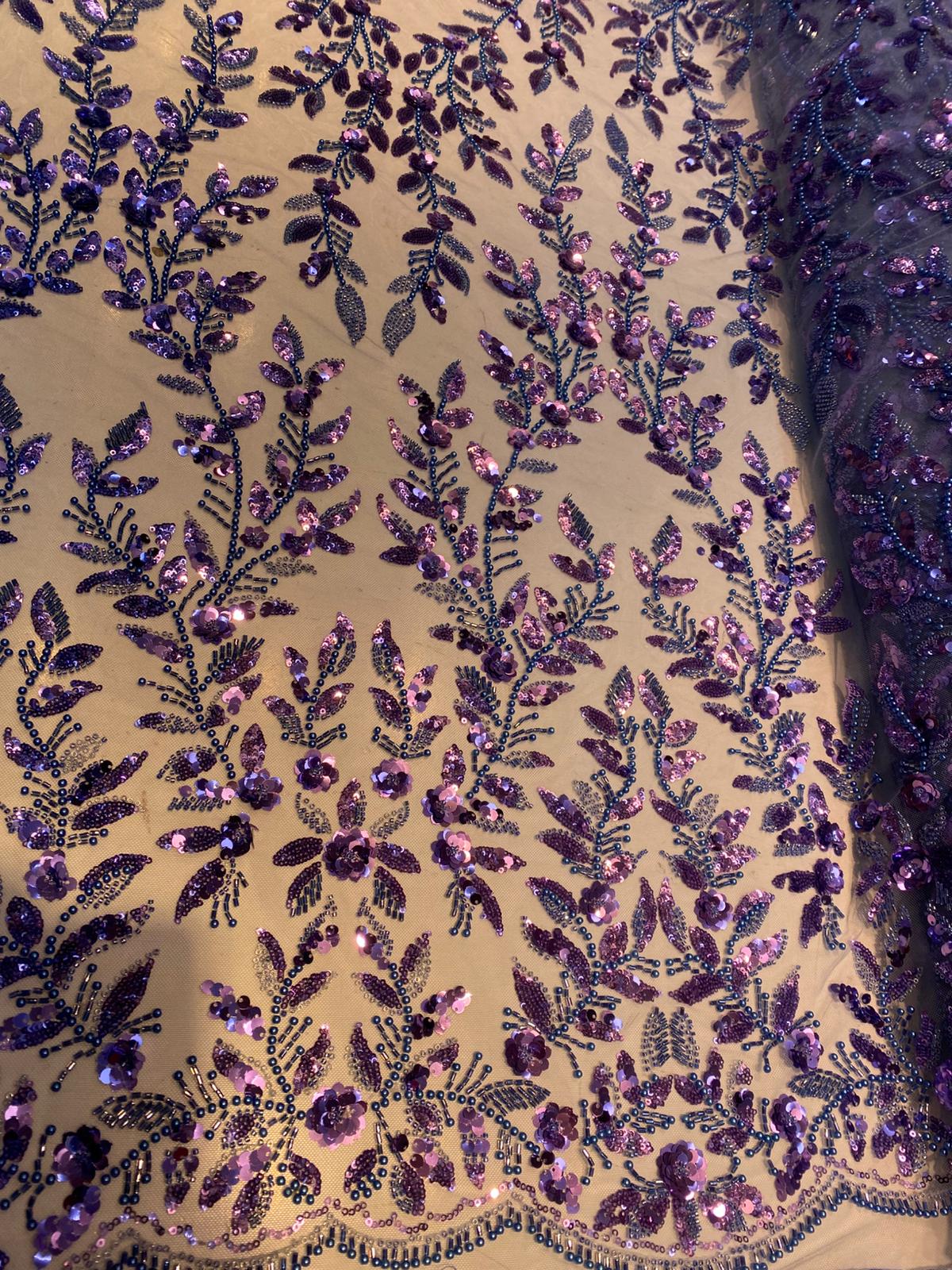 Broderie accesorizata cu paiete si margele albastre si mov , pe suport de tulle albastru