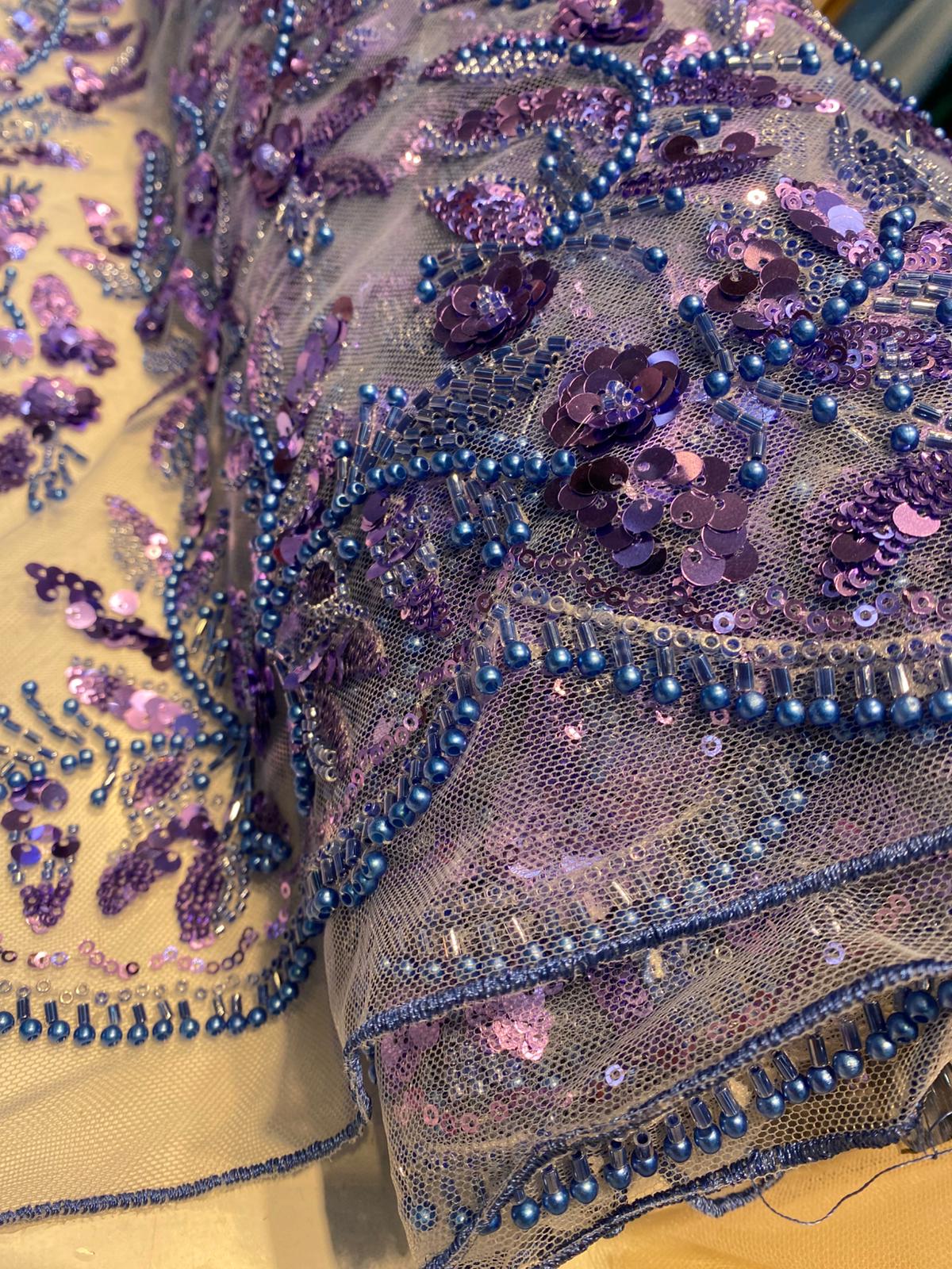 Broderie accesorizata cu paiete si margele albastre si mov , pe suport de tulle albastru