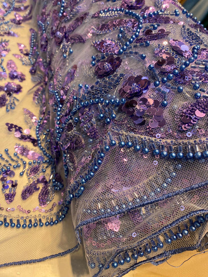 Broderie accesorizata cu paiete si margele albastre si mov , pe suport de tulle albastru
