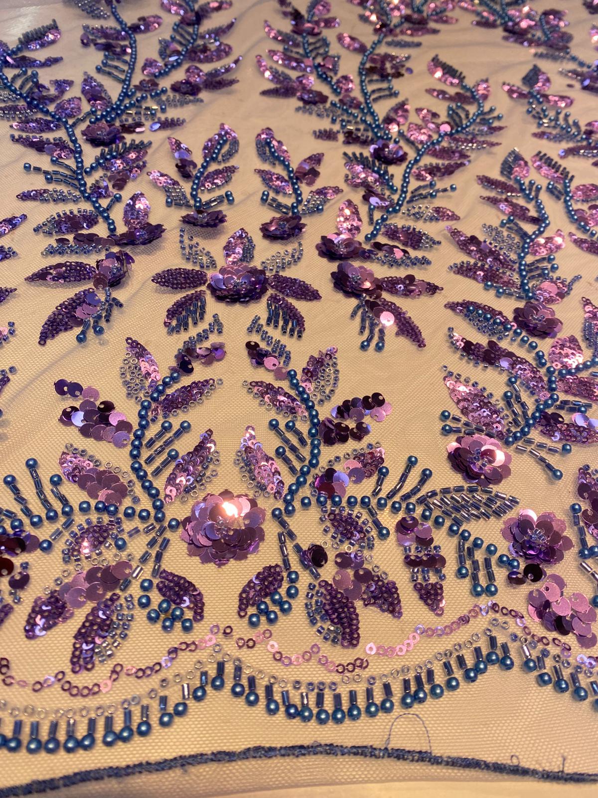 Broderie accesorizata cu paiete si margele albastre si mov , pe suport de tulle albastru