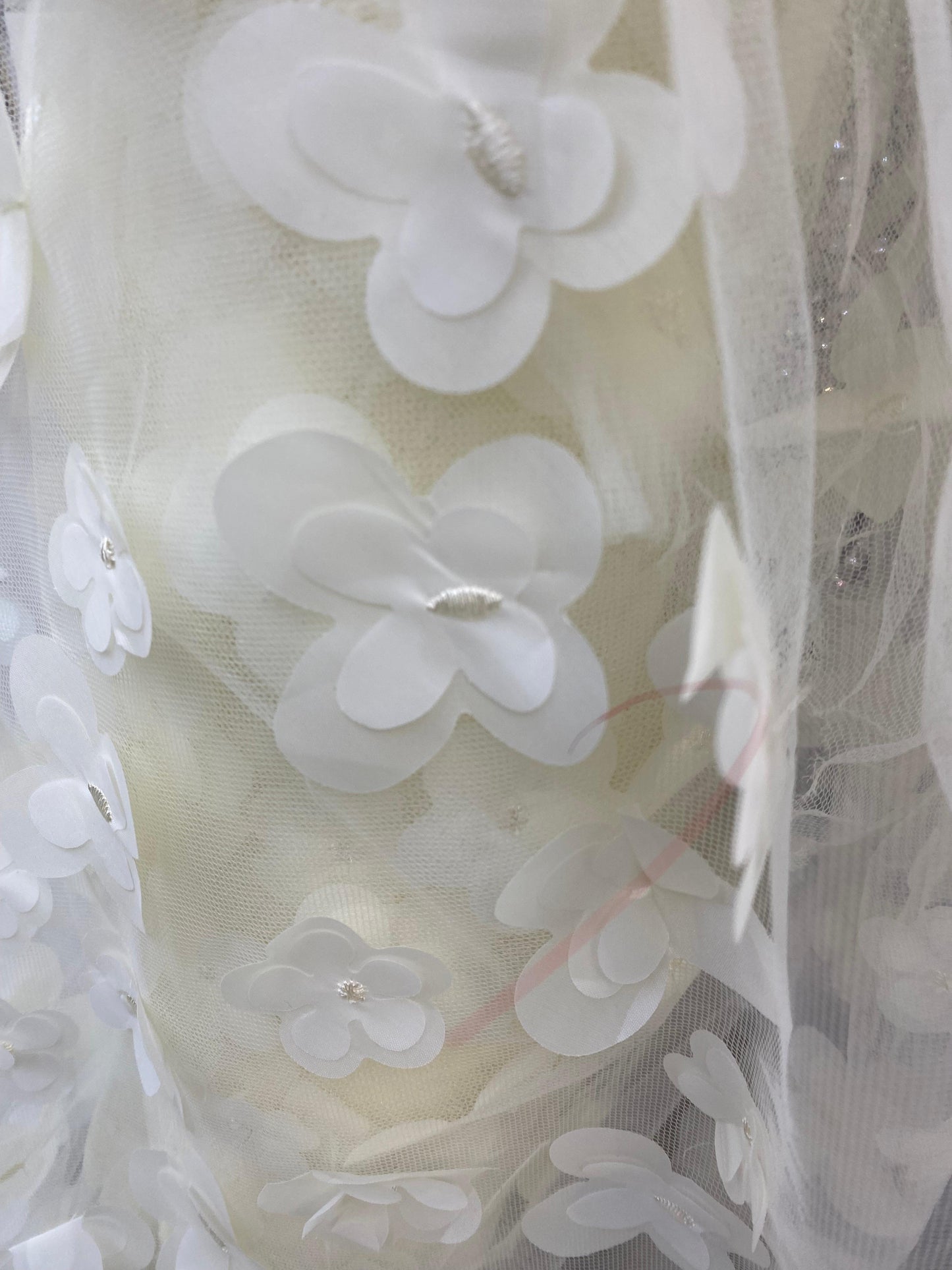Tulle accesorizat cu flori 3D , Alb