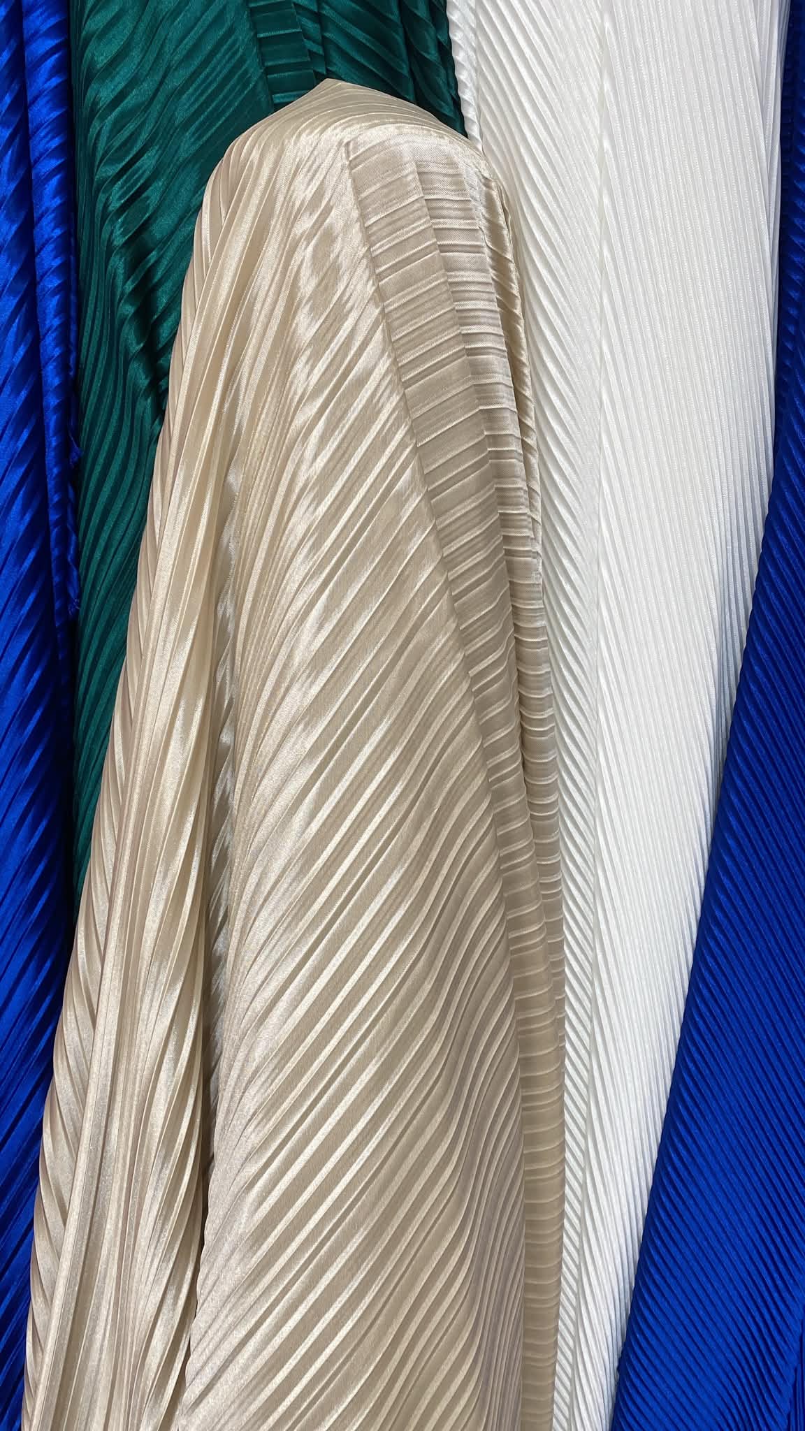 Satin plisat, Bej