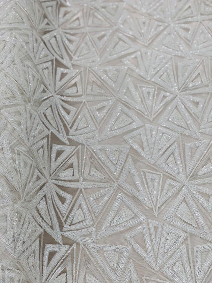 Broderie accesorizata cu paiete , Alb / MODEL IPEK