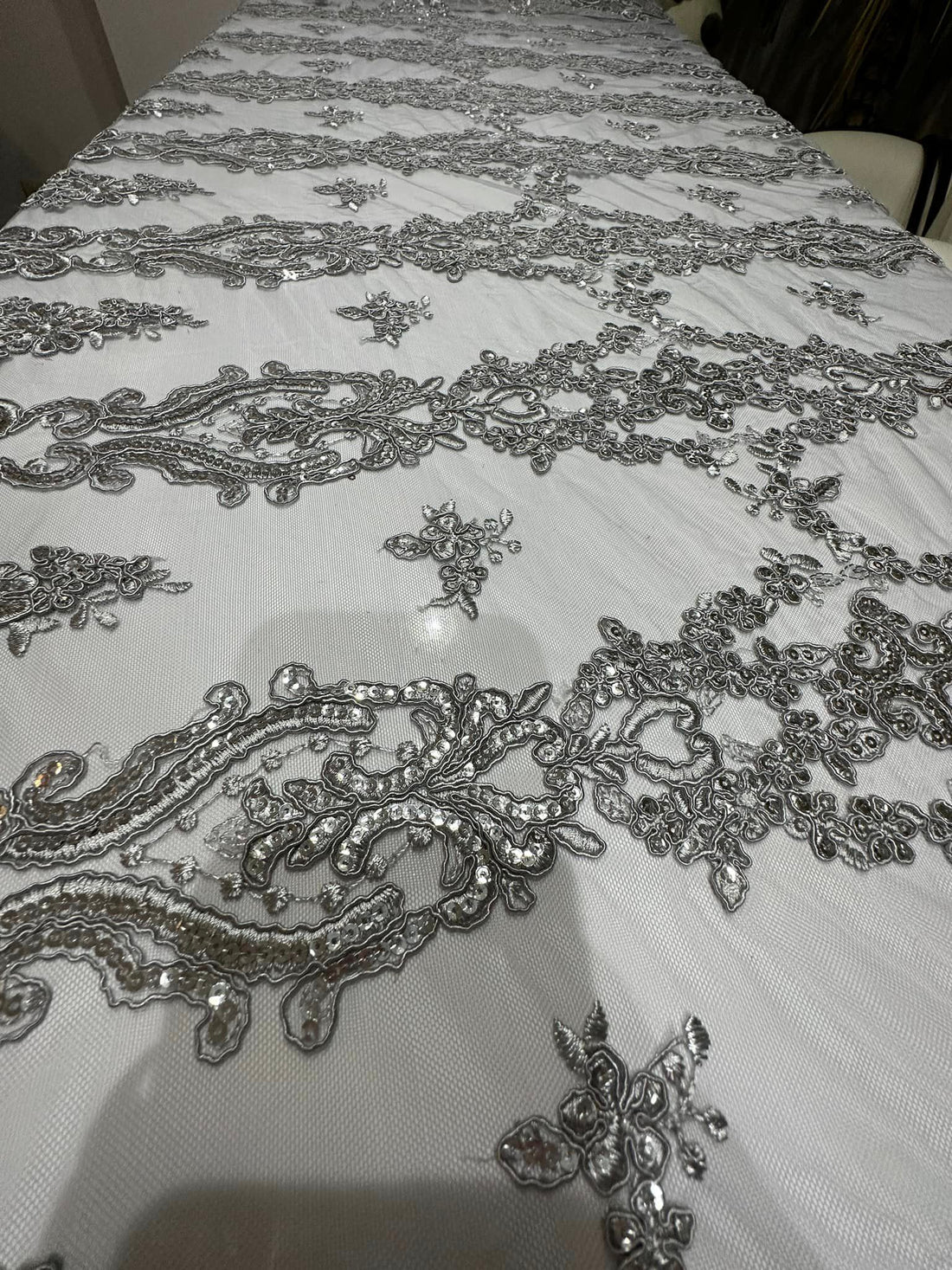 Tulle brodat, accesorizat cu paiete, Argintiu