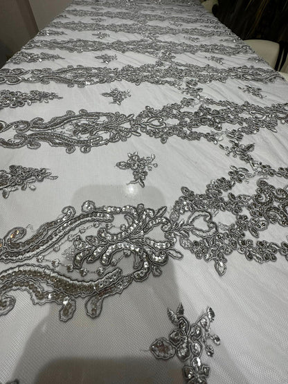 Tulle brodat, accesorizat cu paiete, Argintiu