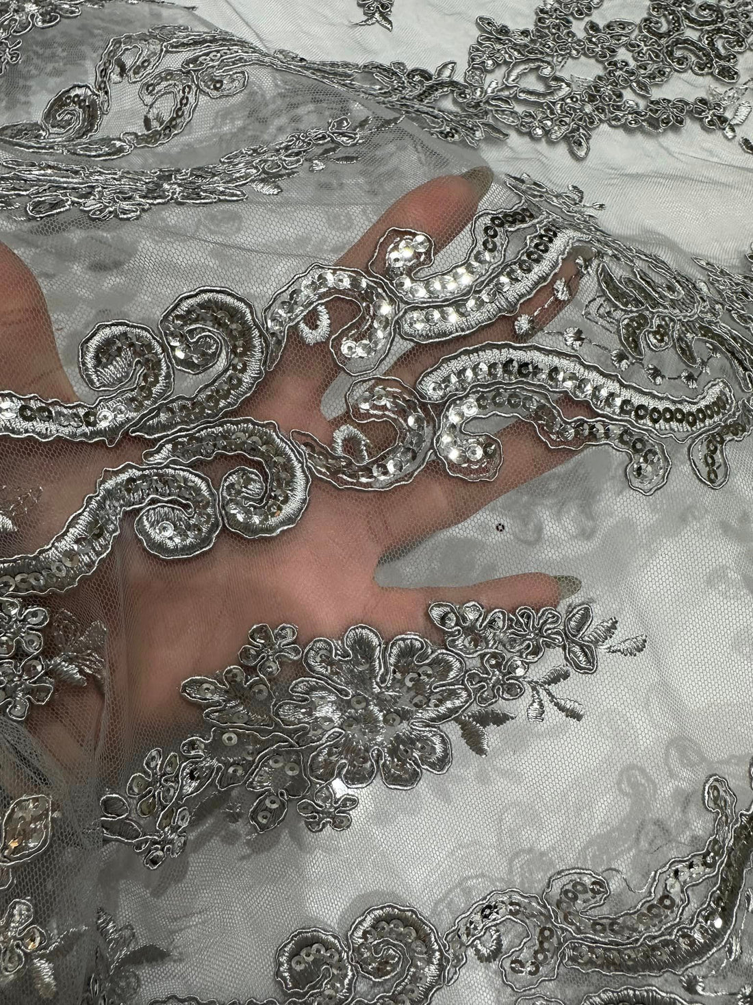 Tulle brodat, accesorizat cu paiete, Argintiu