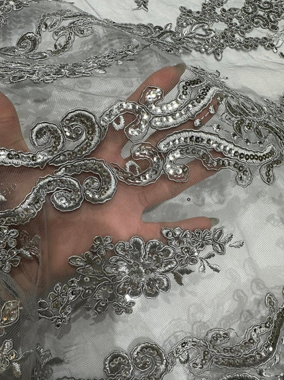 Tulle brodat, accesorizat cu paiete, Argintiu