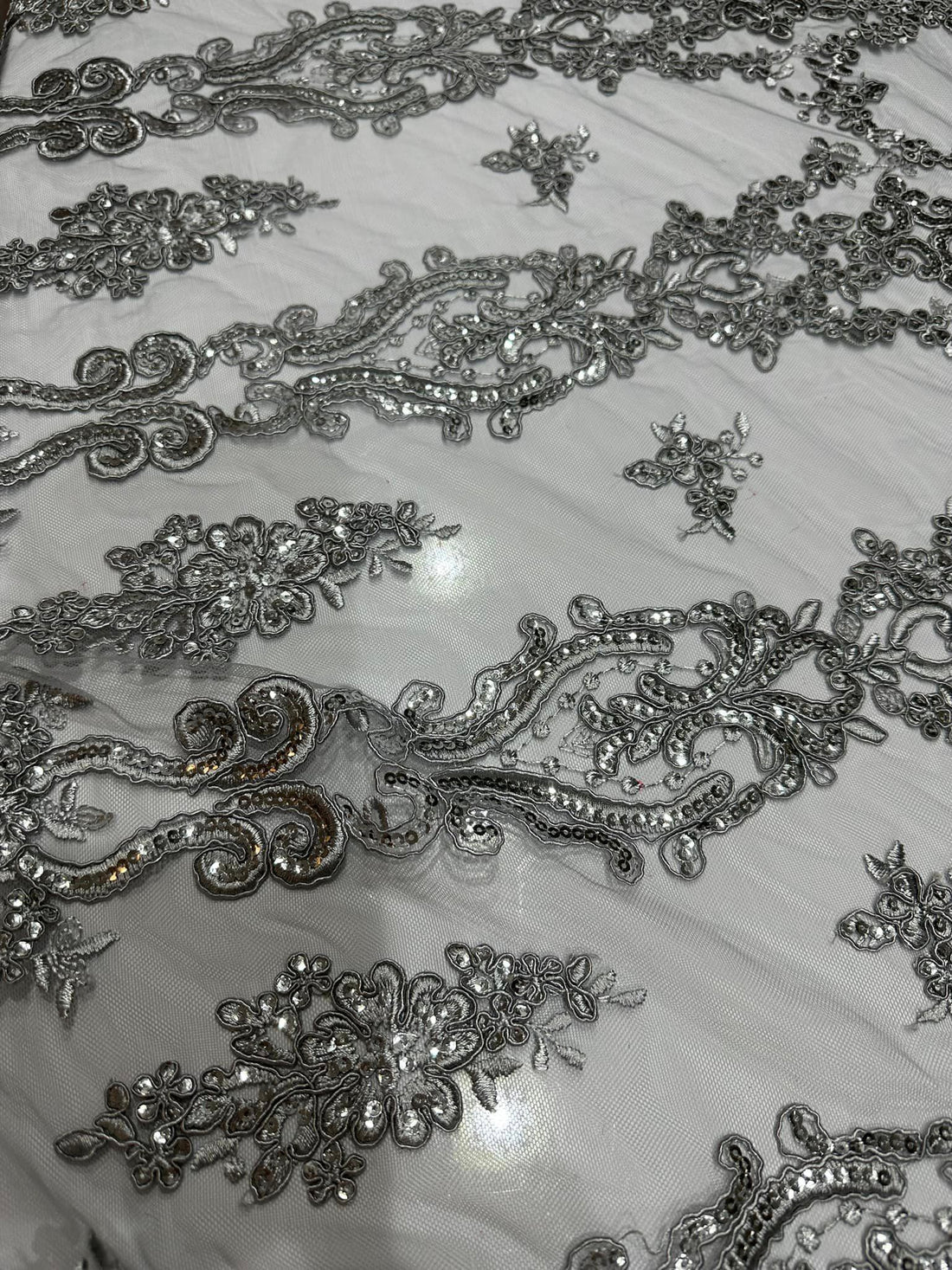 Tulle brodat, accesorizat cu paiete, Argintiu