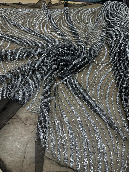 Broderie accesorizata cu paiete si margele, Argintiu pe tulle negru  - MODEL ARRY