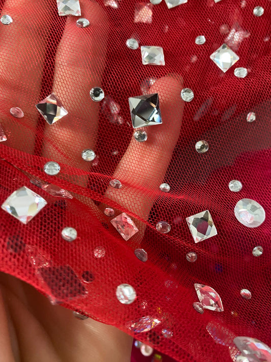 Tulle rosu, accesorizat cu pietre si cristale argintii - MODEL KATE