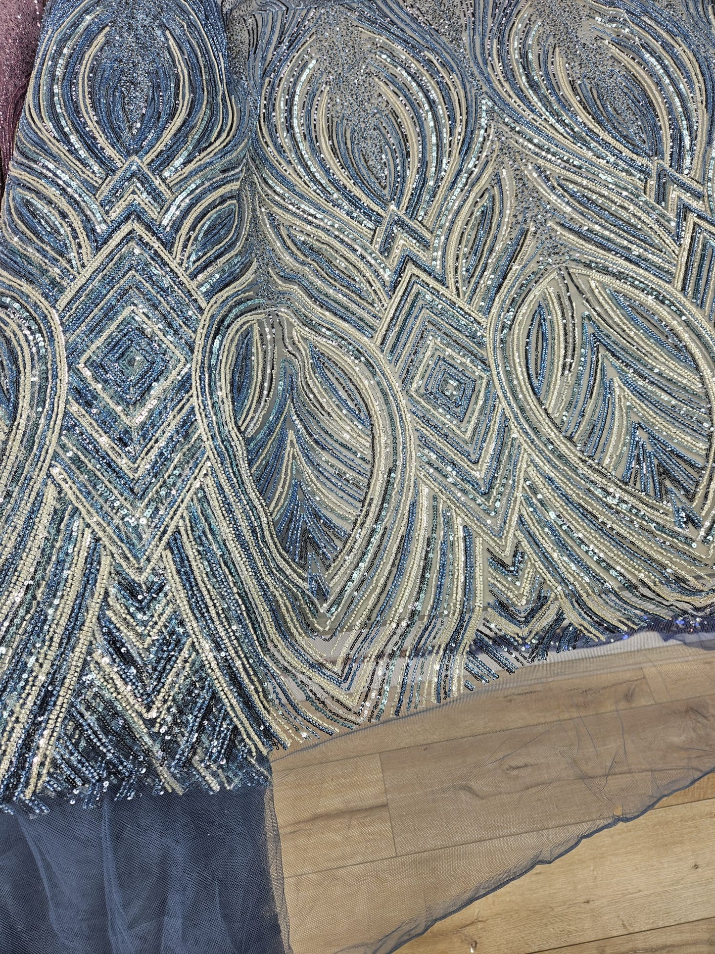 Broderie accesorizata cu paiete si margele tubulare , Bluemarin- MODEL GEO