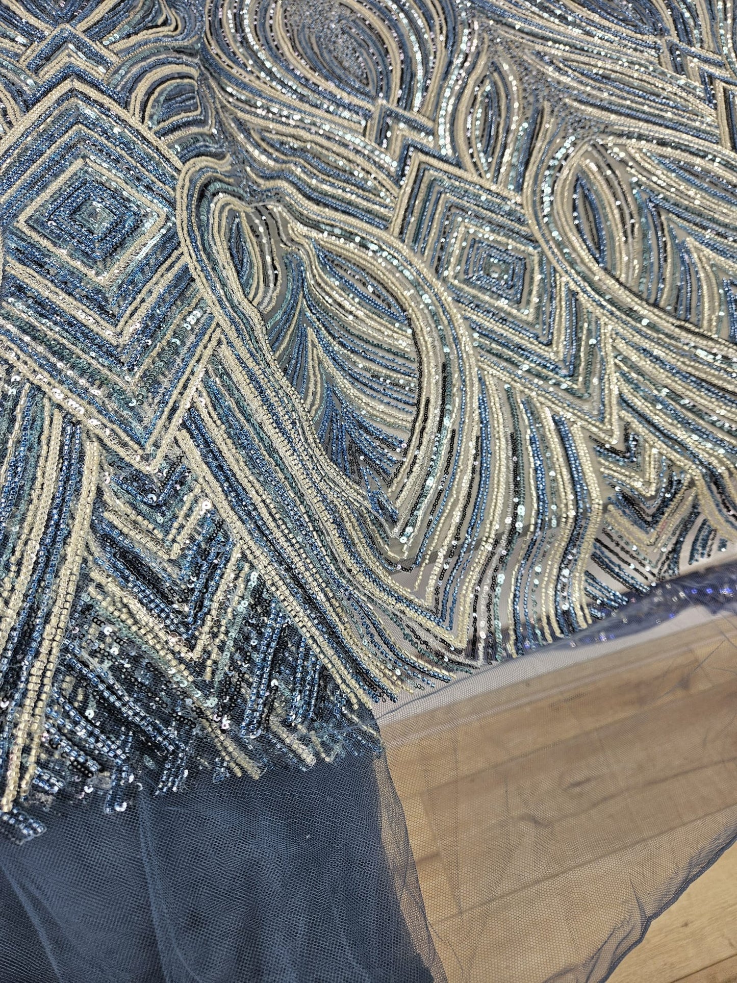 Broderie accesorizata cu paiete si margele tubulare , Bluemarin- MODEL GEO