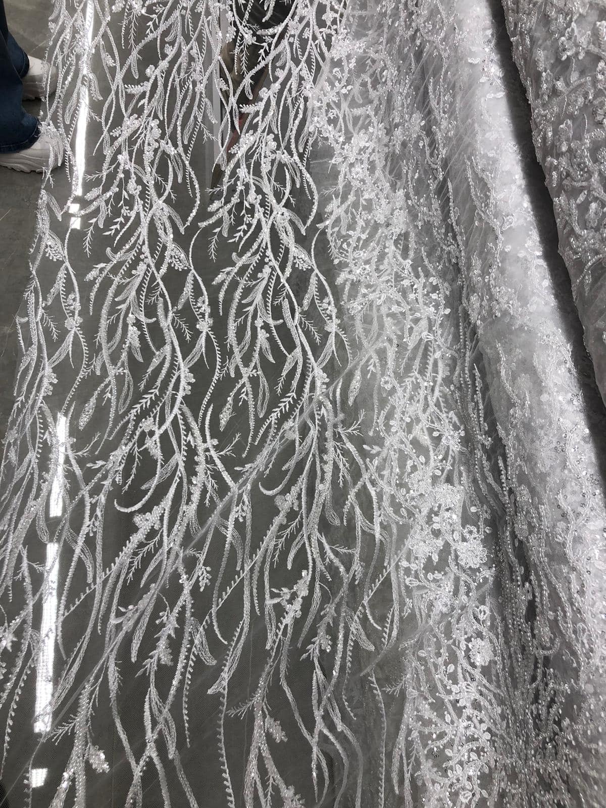 Broderie alba accesorizata cu margele / Model Zola