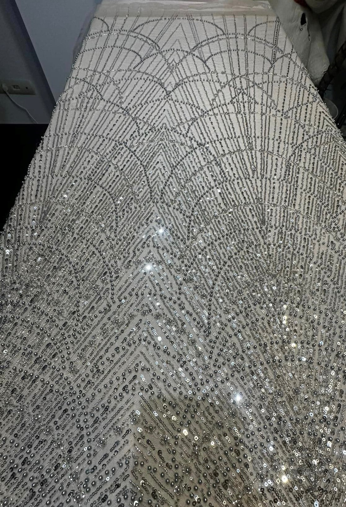 Broderie accesorizata cu paiete argintii si margele gri - MODEL DALIA