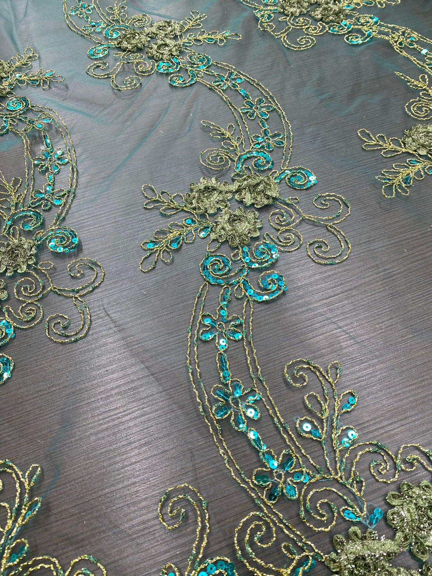 Broderie pe tulle Turqoise cu paiete fir lame, model 3D