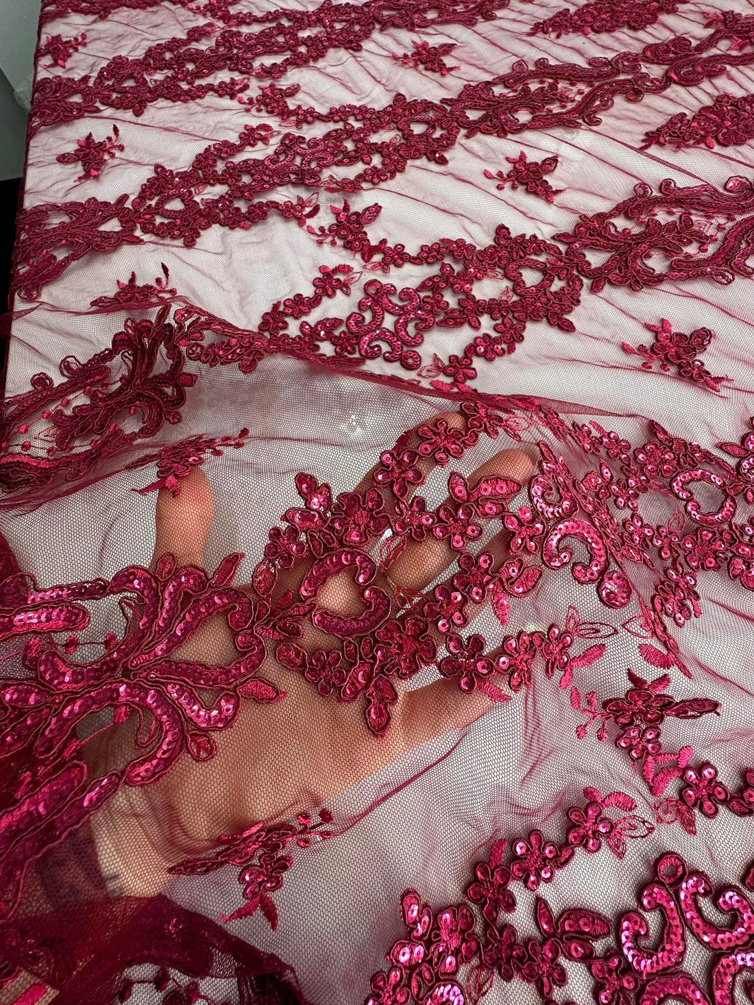 Tulle brodat, accesorizat cu paiete, Magenta