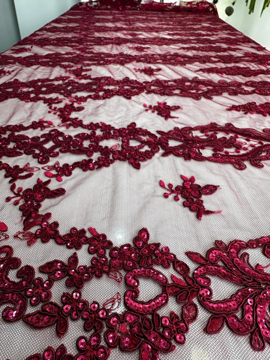 Tulle brodat, accesorizat cu paiete, Magenta