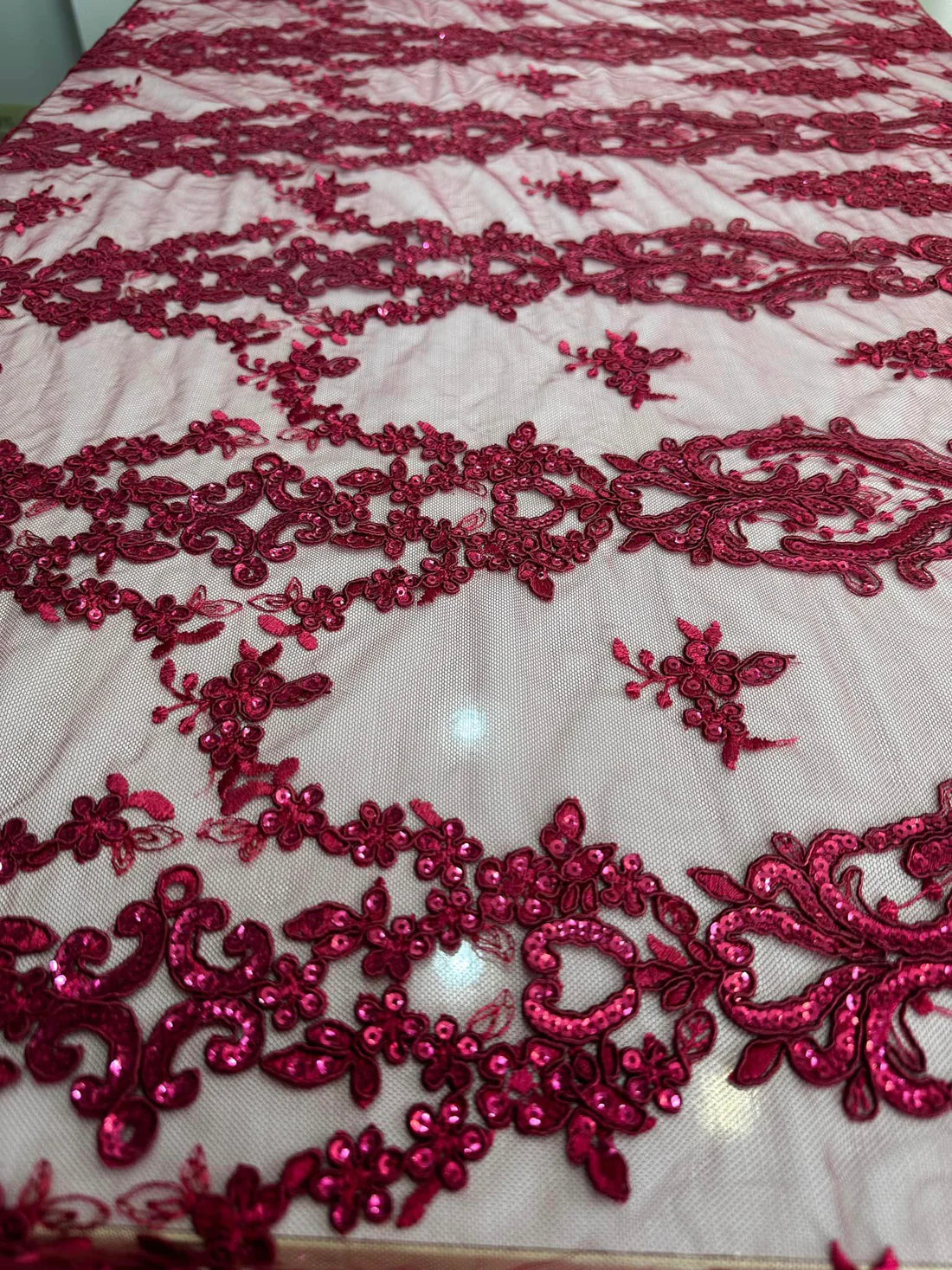 Tulle brodat, accesorizat cu paiete, Magenta