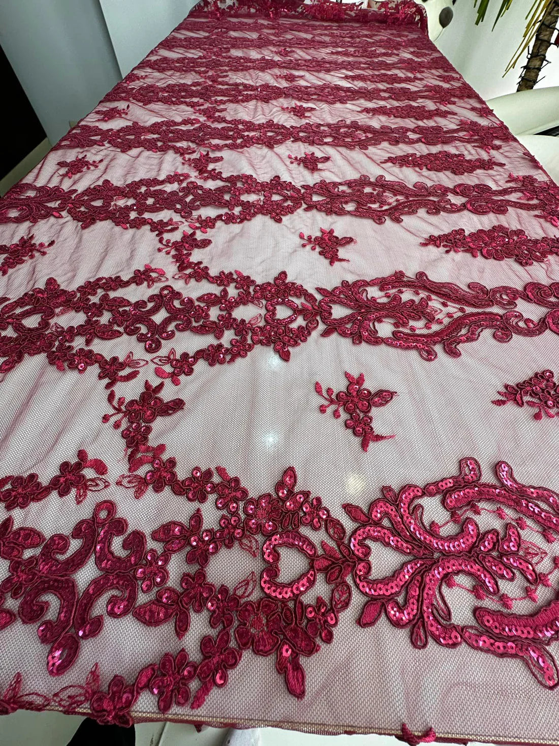 Tulle brodat, accesorizat cu paiete, Magenta
