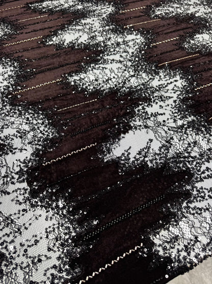 Catifea elastica, accesorizata cu dantela, paiete si margele - Maro
