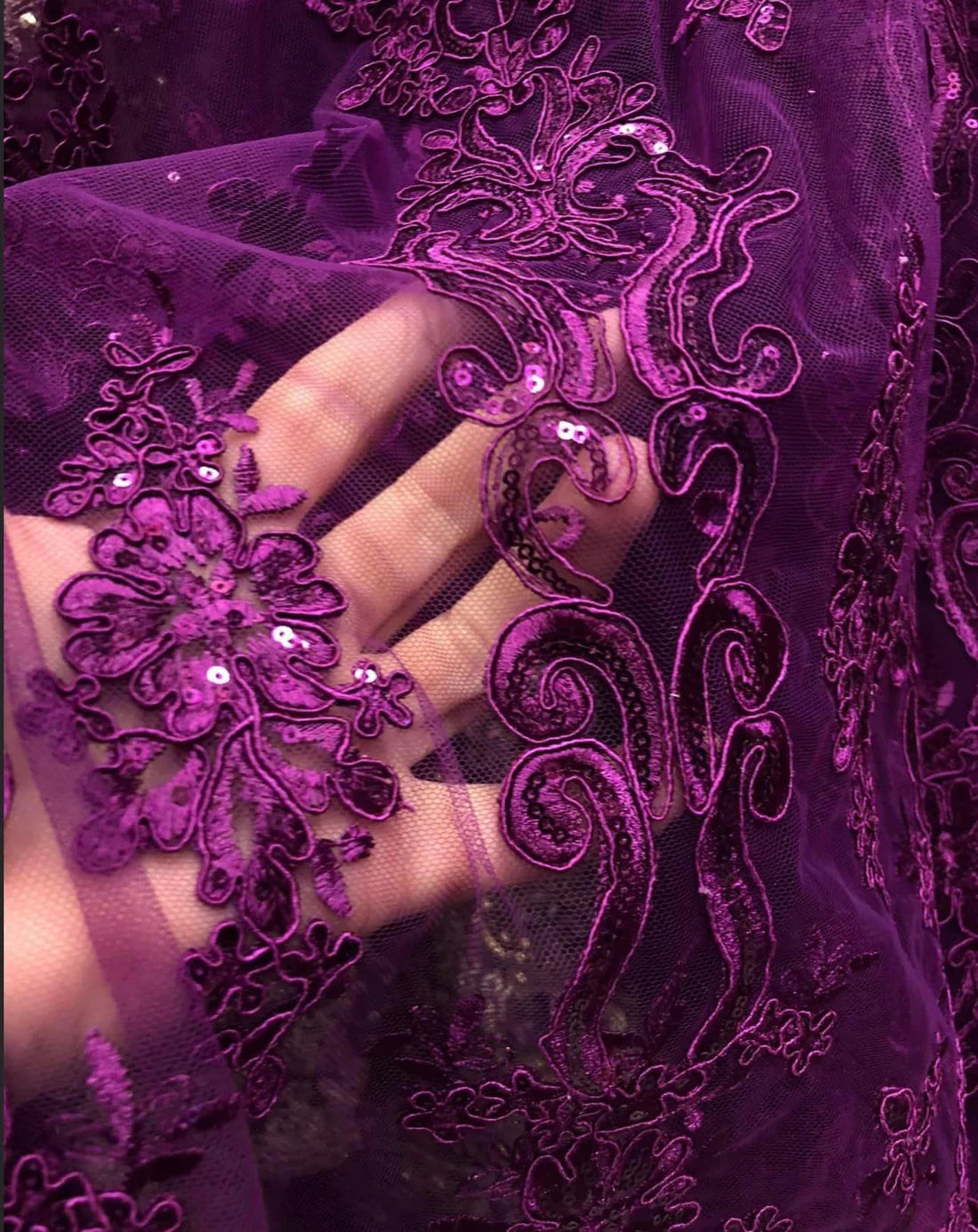 Tulle brodat, accesorizat cu paiete , Mov