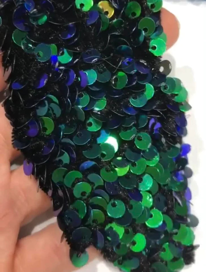 Paiete multicolore pe suport de catifea neagra