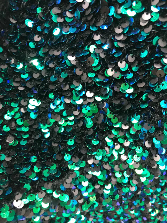 Paiete multicolore pe suport de catifea neagra