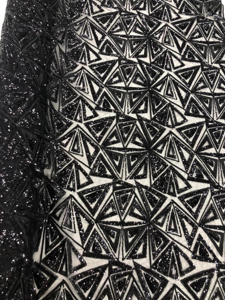 Broderie accesorizata cu paiete , Negru / MODEL IPEK
