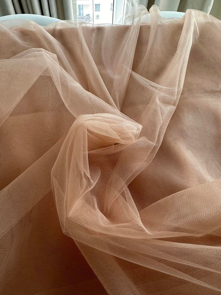 Tulle moale si fin , Nude