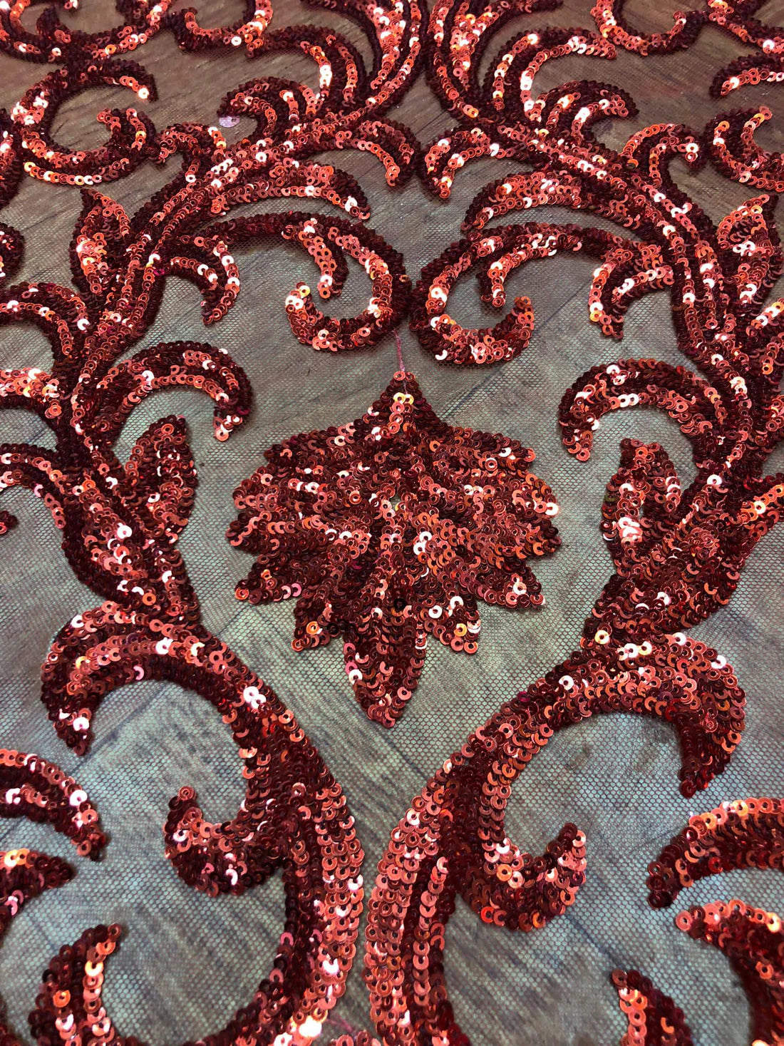 Broderie accesorizata cu paiete, Rosu / MODEL THEO
