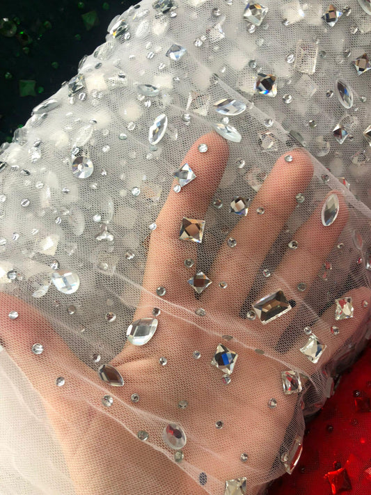 Tulle accesorizat cu pietre si cristale ,Alb / MODEL SEDA
