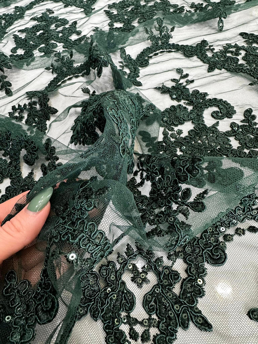 Tulle brodat, accesorizat cu paiete, Verde