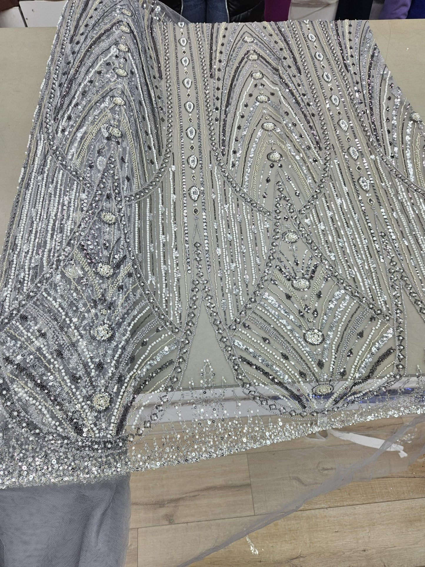 Broderie accesorizata cu margele, paiete si margele tubulare , Argintiu- MODEL YOYO
